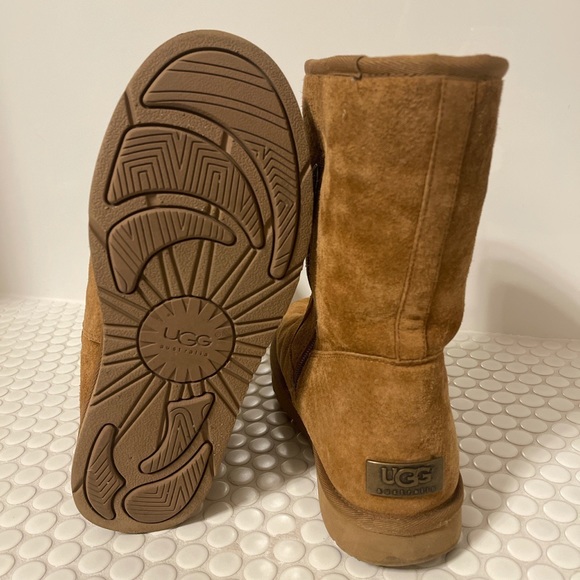 UGG BOOTS - Picture 2 of 5